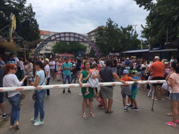 Oamenii au luat cu asalt Delfinariul din Constanța