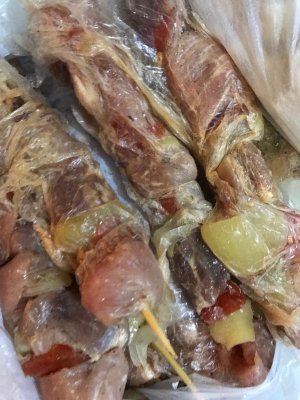 OPC a găsit DEZASTRU la terasele din Mamaia: CARNE EXPIRATĂ și RAȚĂ CU PENE CONGELATĂ