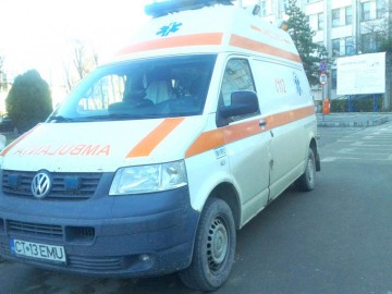 S-a răsturnat cu maşina din cauza unei depăşiri neregulamentare