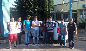 Şaptesprezece migranţi depistaţi la frontieră
