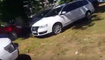 MITOCANI. Spaţiul verde de la sensul giratoriu din zona Aqua Park, TRANSFORMAT ÎN PARCARE! VIDEO