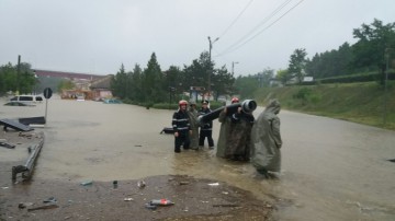 Cernavodă, SUB APE! Centrul oraşului a fost INUNDAT GRAV, iar mai multe familii au fost evacuate