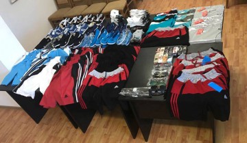 Depistaţi de jandarmi în timp ce comercializau produse 