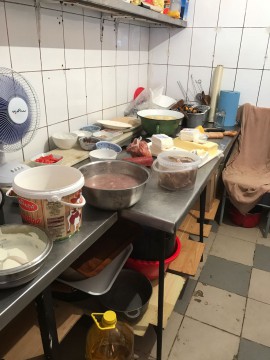 IMAGINI HORROR LA EFORIE SUD! CONDIȚII INFECTE, GÂNDACI ÎN BĂI ȘI PRODUSE EXPIRATE