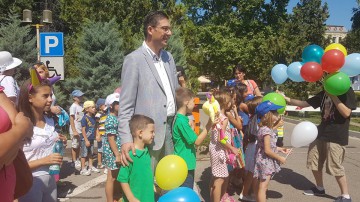 A demarat Autobuzul Veseliei! Preşedintele CJC, Horia Ţuţuianu: Avem multe proiecte care sprijină activitatea culturală din judeţ