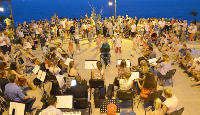 Sunset Sea-mphony se mută la Delfinariu. Spectacol pe ritmuri simfonice