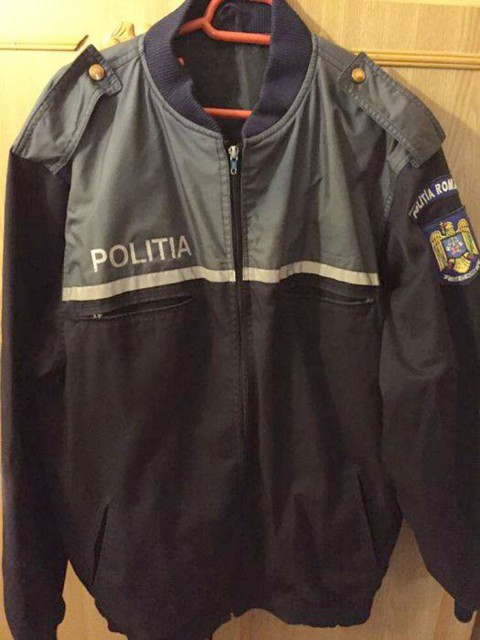 Polițiștii își scot uniformele la vânzare pe internet