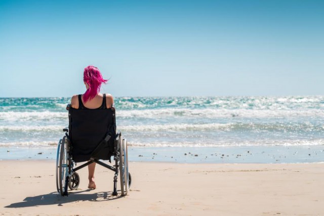 Prima plajă pentru persoanele cu dizabilităţi, inaugurată în Mamaia