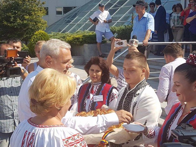 Femeile – subiectul după care s-au învârtit în discursuri liderii PSD. Dragnea, primit cu pâine, sare și țuică la Constanța