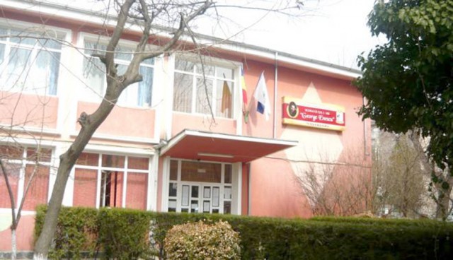 Uniforma școlară a băgat zâzania într-o școală din Năvodari