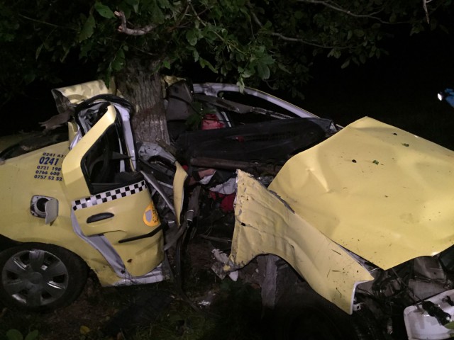 ACCIDENT RUTIER MORTAL: un taximetru a intrat în copac!