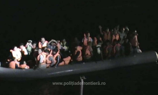 Polițiștii de frontieră români, aflați în misiune în Grecia, au salvat 53 de persoane din Marea Egee