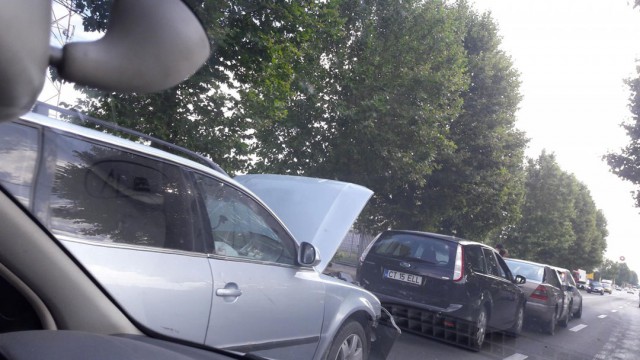Trafic îngreunat pe Brătianu din pricina unui carambol!