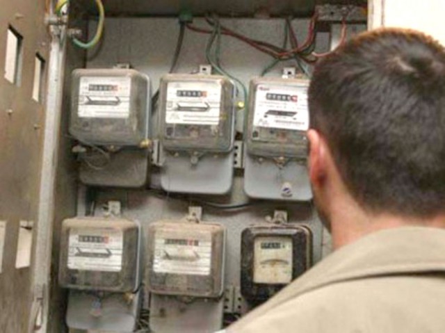 Circuit improvizat pentru energie electrică, la un bloc din Medgidia