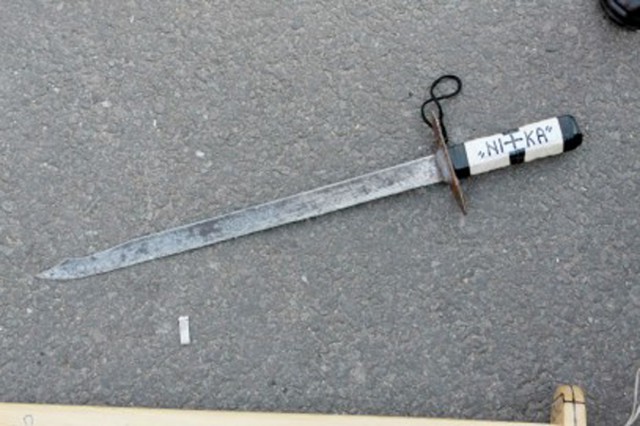 Sabia, drogul şi pistolul! Asta au găsit poliţiştii la un şofer