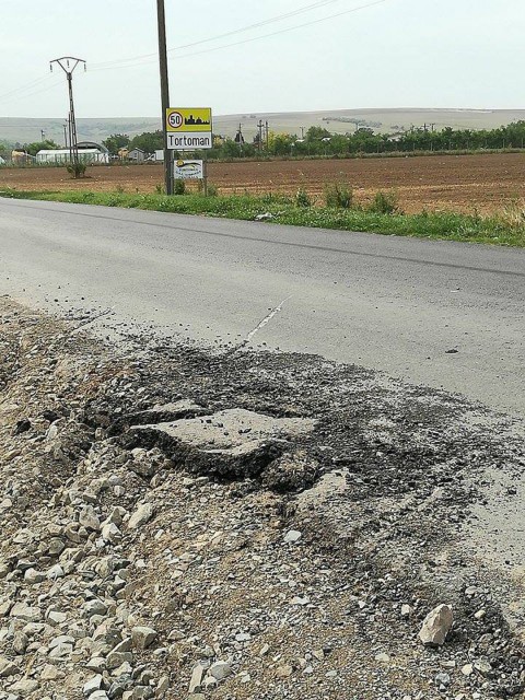 Drum proaspăt asfaltat, distrus de utilajele ieșite din câmp la Tortoman!