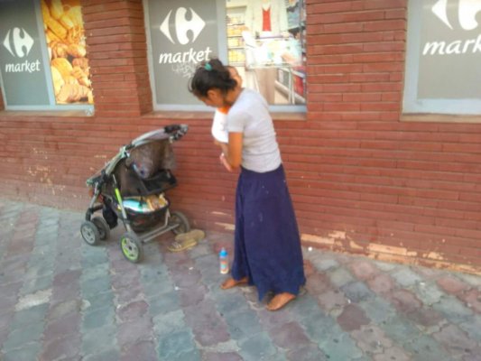Bebeluș CHINUIT, ținut de mama lui în soare, la CERȘIT, pe străzile Constanței!