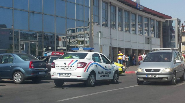 Exemplu de PARCARE: mașină a Poliției Locale Constanța îi forțează pe șoferi să încalce legea!
