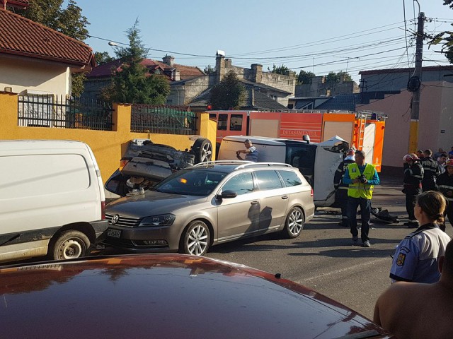 La un pas de TRAGEDIE! Un bărbat a scăpat ca prin minune să nu fie ZDROBIT de un autoturism