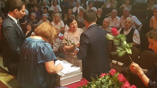 Bătrânii au fost premiaţi de Făgădău. Le pregăteşte o nouă surpriză cuplurilor