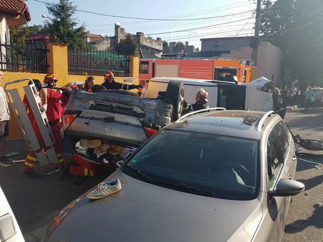 Accident cu persoane încarcerate! Au intervenit trei pompieri aflaţi în afara orelor de muncă!