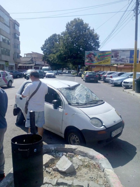 HAOS ÎN TRAFIC: O MAŞINĂ S-A RĂSTURNAT ÎN INTERSECŢIE!