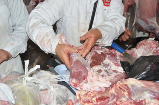 Sute de kilograme de carne confiscate de inspectorii DSV
