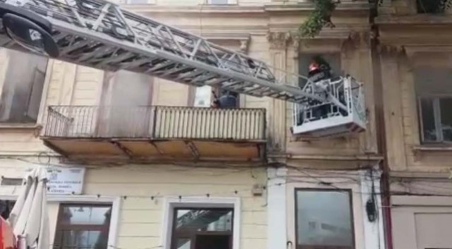 PANICĂ în Centru Vechi! Pompierii au intervenit pentru stingerea unui incendiu