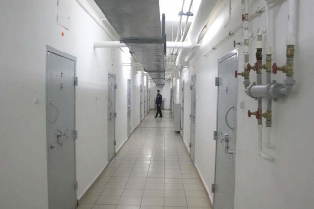 Individul care şi-a terorizat concubina nu părăseşte arestul