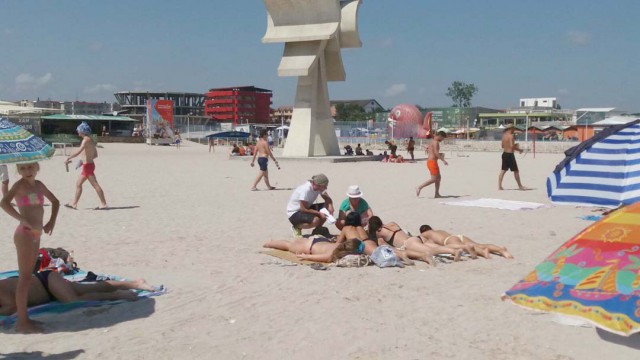 Turiştii de pe plaja din Costineşti, sfătuiţi despre SEXUL protejat!