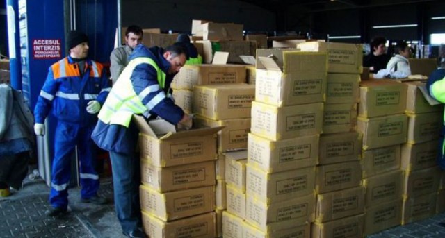 Marfă contrafăcută confiscată de poliţişti