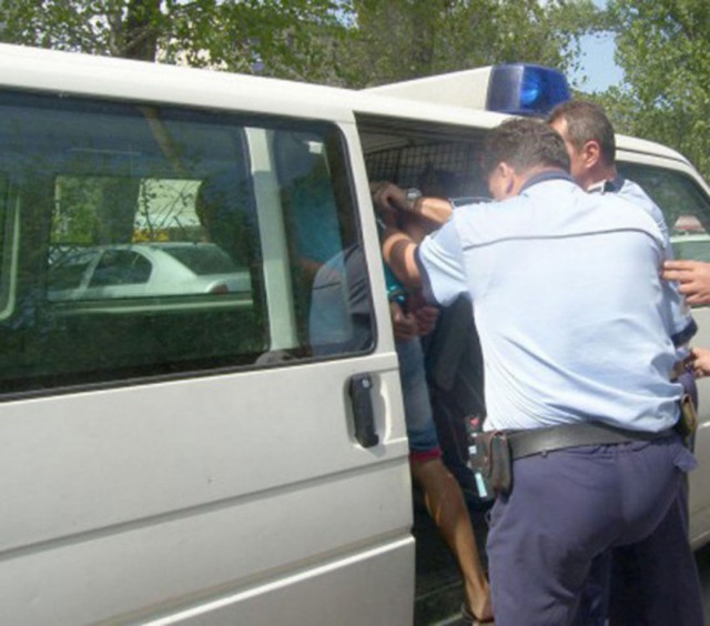 Individul care a îmbrâncit şi amenințat un poliţist vrea în libertate!