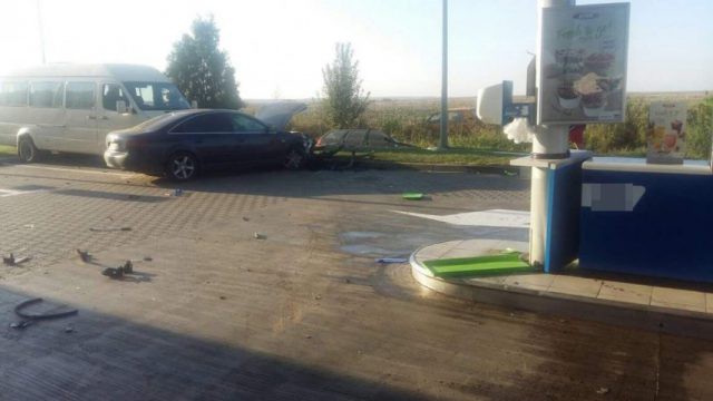 O șoferiță a făcut PRĂPĂD într-o benzinărie de pe A2