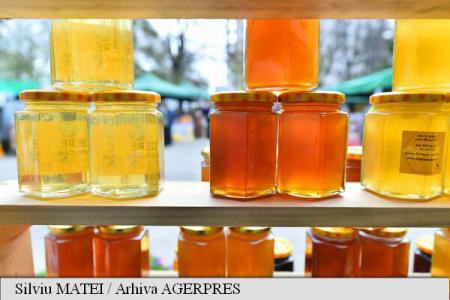 O delegație de chinezi testează mierea din România, în vederea semnării unui acord comercial de export