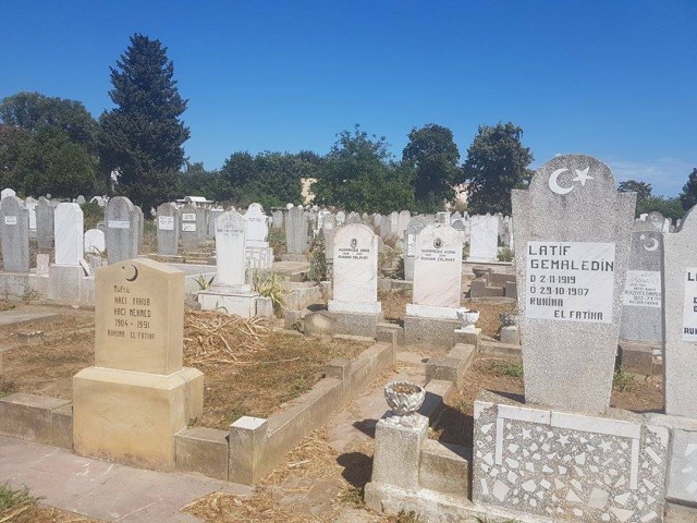 Cimitirul musulman de la Intim este curăţat cu ajutorul deţinuţilor. „Doar 10-15 persoane vin să facă curăţenie printre morminte”