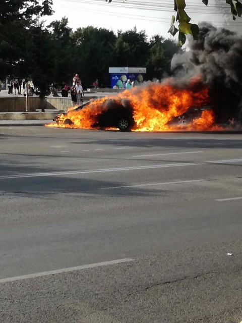 O maşină a luat foc în mers! A ARS ÎN TOTALITATE - VIDEO