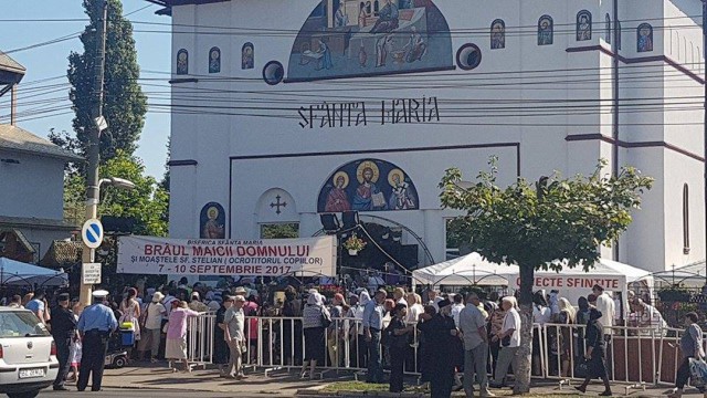 Coadă impresionantă a credincioşilor la Constanţa!
