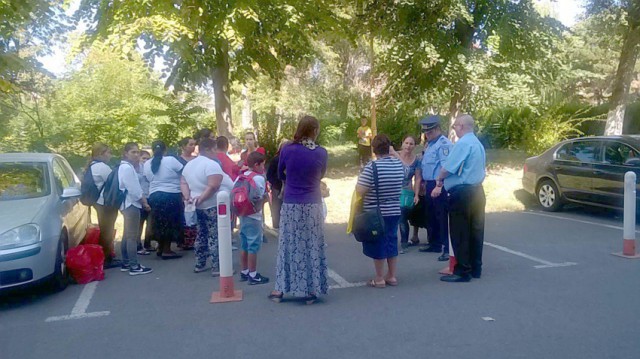 PROTEST în faţa Primăriei Constanţa: romii ameninţă să-şi dea foc!