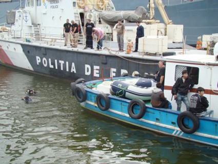Trei persoane arestate pentru călăuzirea a 154 de migranţi pe Marea Neagră