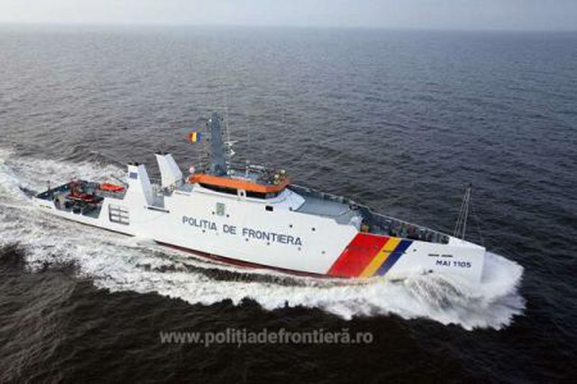 Migranţi cu bebeluşi în braţe, salvaţi de pe o navă în derivă
