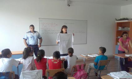 Poliţiştii, în vizită la şcoala din Cuza Vodă!