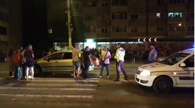 VIDEO! BĂTAIE GENERALĂ după un accident rutier: șapte indivizi, anchetați penal
