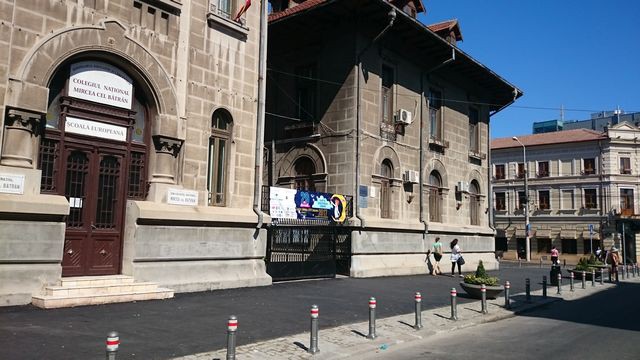 Decizie a Colegiului Național „Mircea cel Bătrân”: pe trotuarul din fața instituției nu se mai parchează!