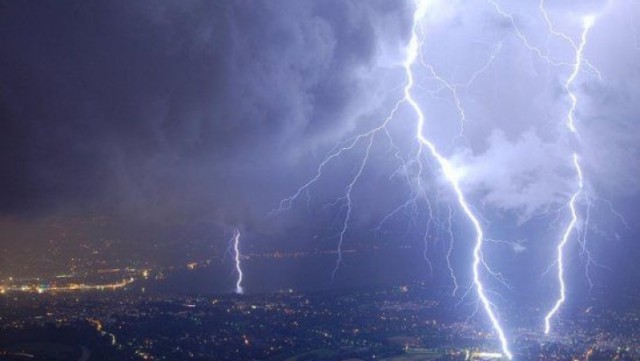 PLOI și DESCĂRCĂRI ELECTRICE la Constanța! Meteorologii anunță VIJELII