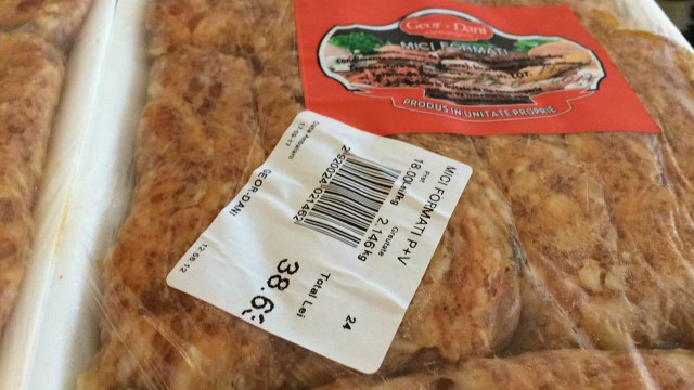 CONTROL OPC. Pastă de mici ÎMPUŢITĂ, la o carmangerie din Piaţa Brick!
