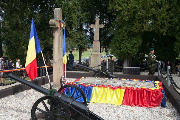 Sărbătorile Naţionale de la Ţebea: Dragnea, Orban şi mai mulţi miniştri au mers la mormântul lui Avram Iancu. Politicienii nu au mai susţinut discursuri