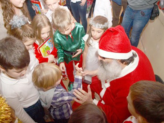 Moş Crăciun şi-a refăcut socotelile: copiii din Constanţa vor primi şi jucării de sărbători