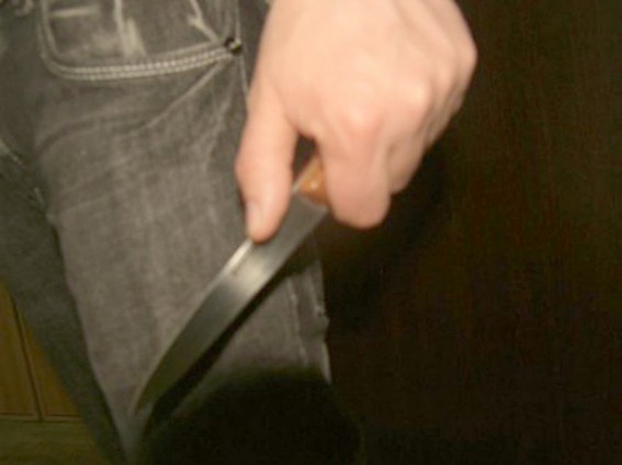 Un tânăr din Constanța își reglează 'datoriile' cu sișul! A intrat peste un tânăr în casă și i-a pus cuțitul la gât!