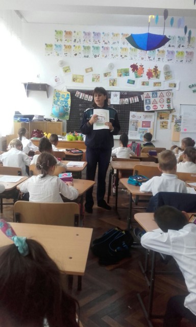 Poliţiştii constănţeni, în „vizită” la Liceul cu Program Sportiv