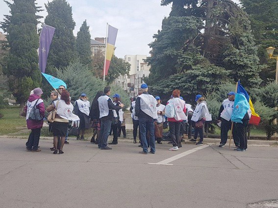 Ce revendică profesorii care au pichetat în faţa Prefecturii. Şi sindicaliştii din Sănătate au ieşit în stradă!